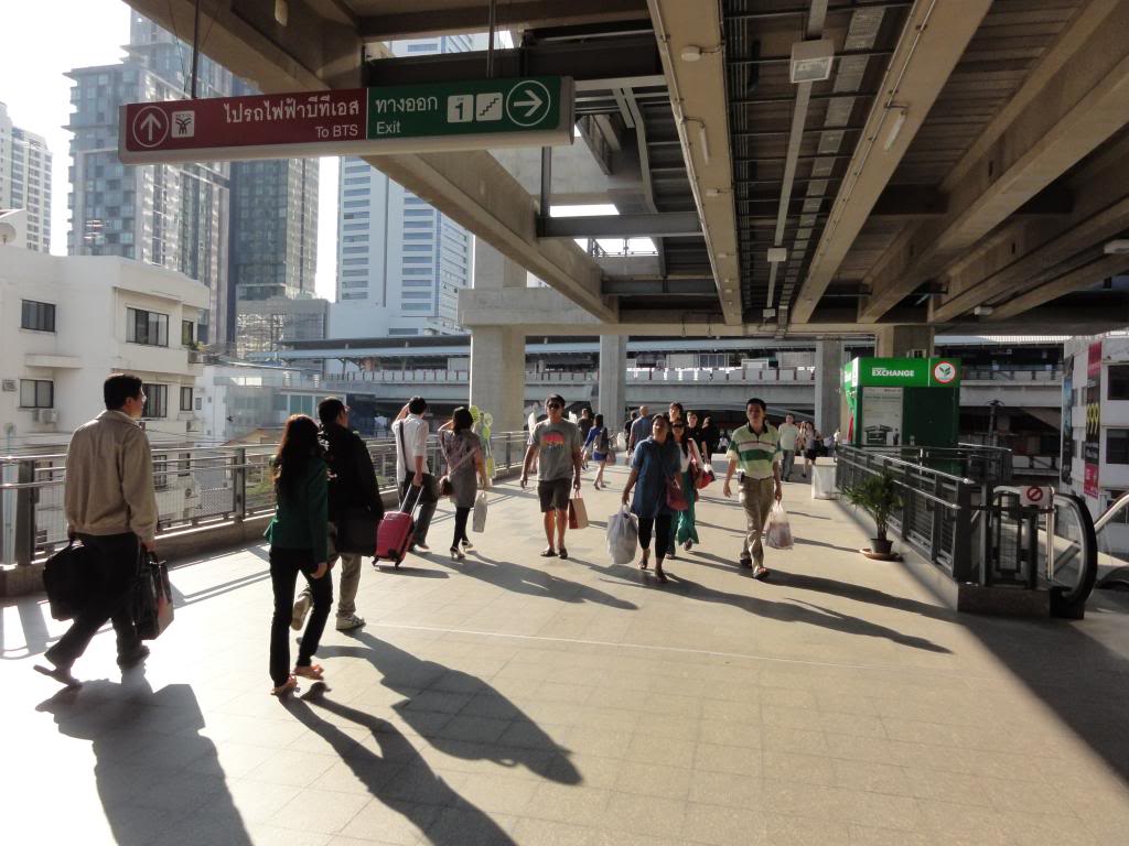 trạm tàu BTS Phaya thai mua vé tàu điện BTS ở thủ đô Bangkok