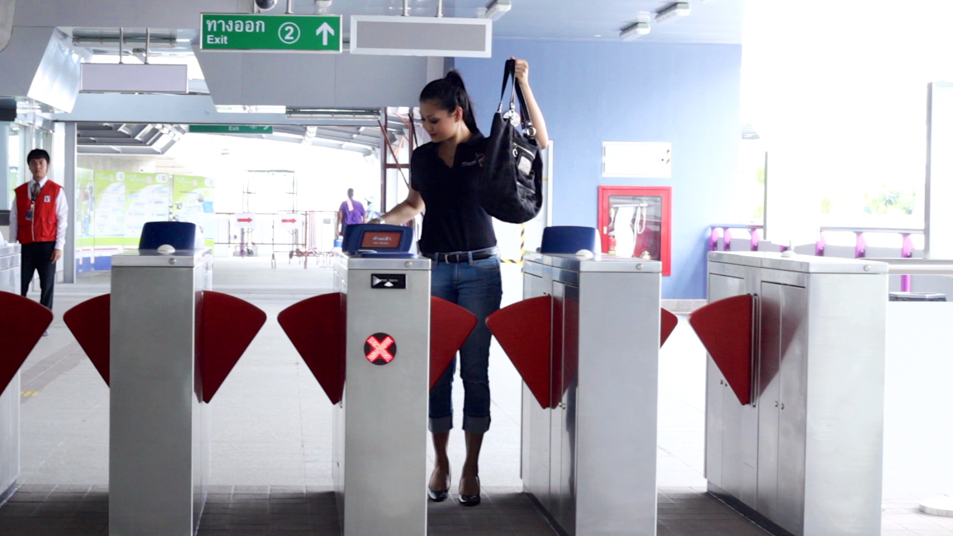 mua vé tàu điện BTS ở thủ đô Bangkok